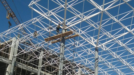 داروسازی سازه فضاکار سازه فضایی شرکت سان افق نور چلیک سقف سالن (8).jpg