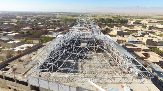 حسینیه-روستای-شمسی-سازه-فضاکار-سازه-فضایی-شرکت-سان-افق-نور-سقف-پاچه-ای-فرم-پارچه-ای-تاشه-13-سان.JPG